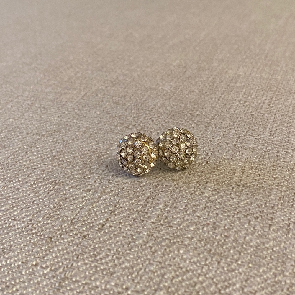 Diamond clustered studs